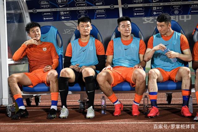 曼联中场失衡引发争议，内维尔建议重塑阵容